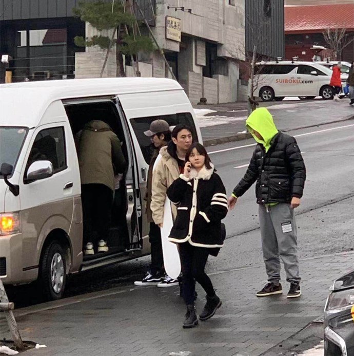 有网友拍到王思聪带女友滑雪