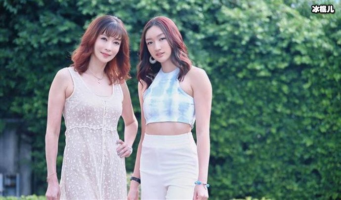 温翠萍与女儿合影