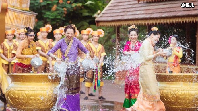 曼听公园泼水节大