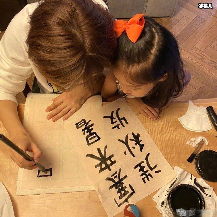 孙俪与小花练习书法