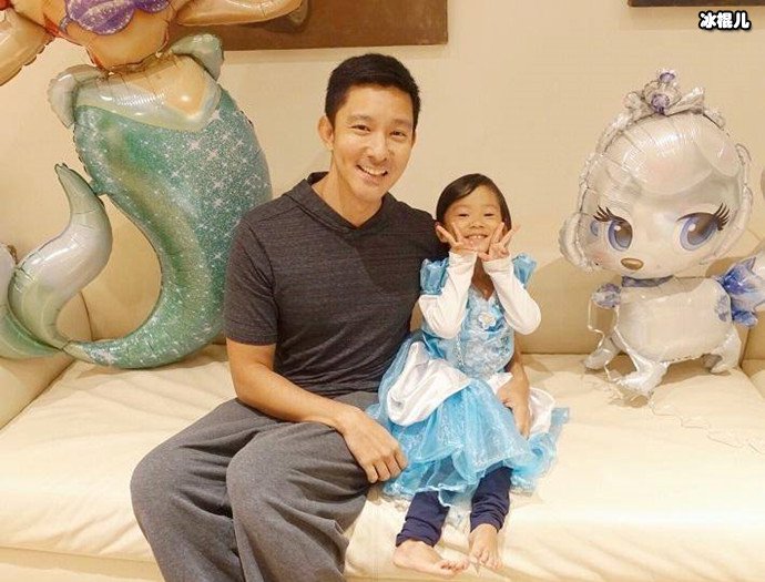 立威廉与女儿合影