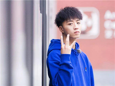 王齐铭外号“山鸡”，被曝恋情女友近照惊艳众人！